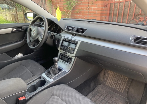 Volkswagen Passat cena 24997 przebieg: 210000, rok produkcji 2011 z Warszawa małe 46